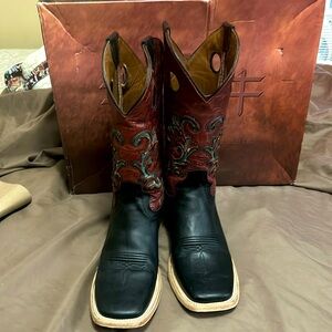 Circle G LD BLACK/RED INLAY AND EMBROIDERY size8.5